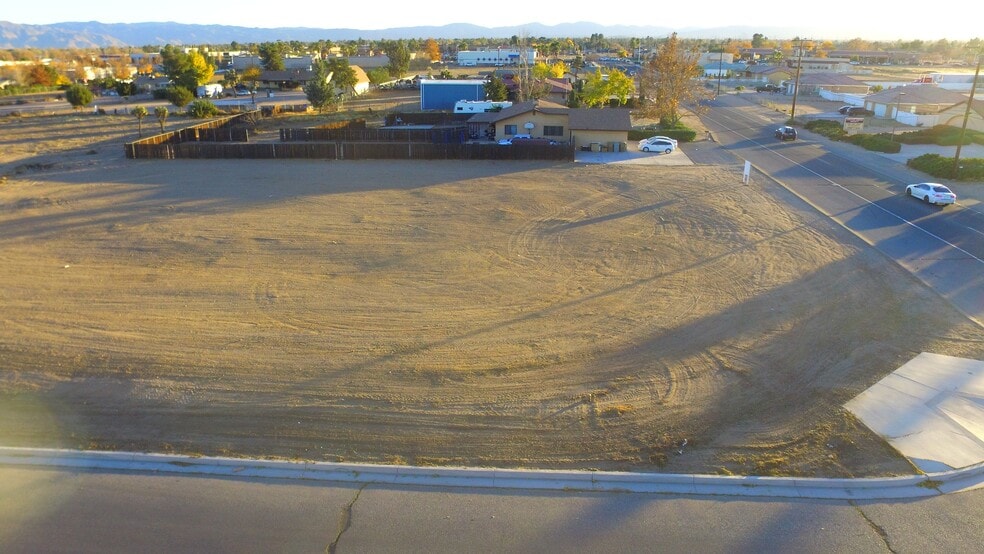 9787 11th Ave, Hesperia, CA à vendre - Photo du bâtiment - Image 3 de 18