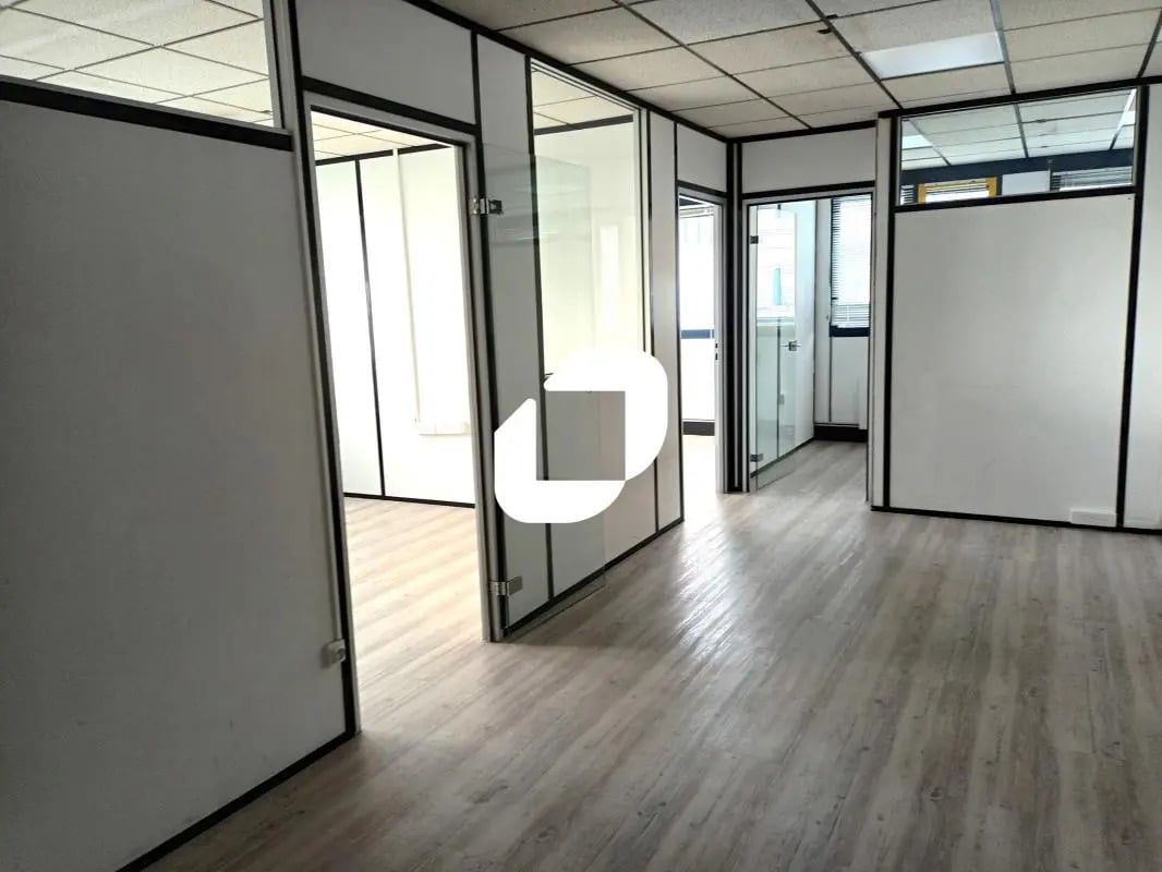 Office in VILLENEUVE-D'ASCQ for lease Interior Photo- Image 1 of 7
