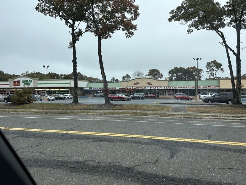 671 Old Town Rd, Terryville, NY à louer - Photo du bâtiment - Image 1 de 8