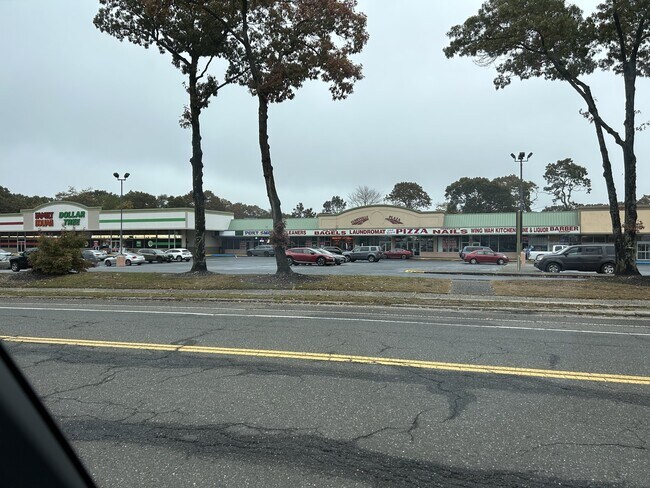 Plus de détails pour 671 Old Town Rd, Terryville, NY - Commerce de détail à louer