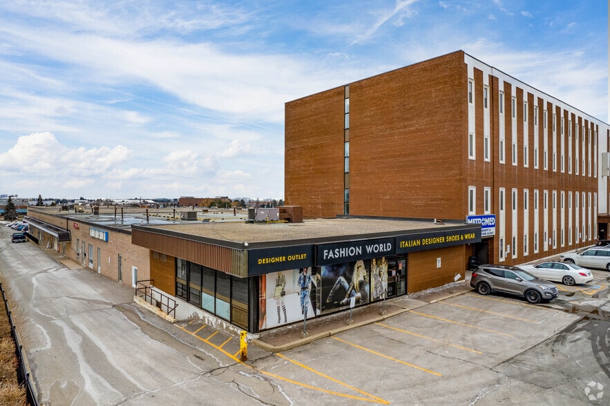 1111 Finch Ave W, Toronto, ON à louer - Photo du bâtiment - Image 2 de 6