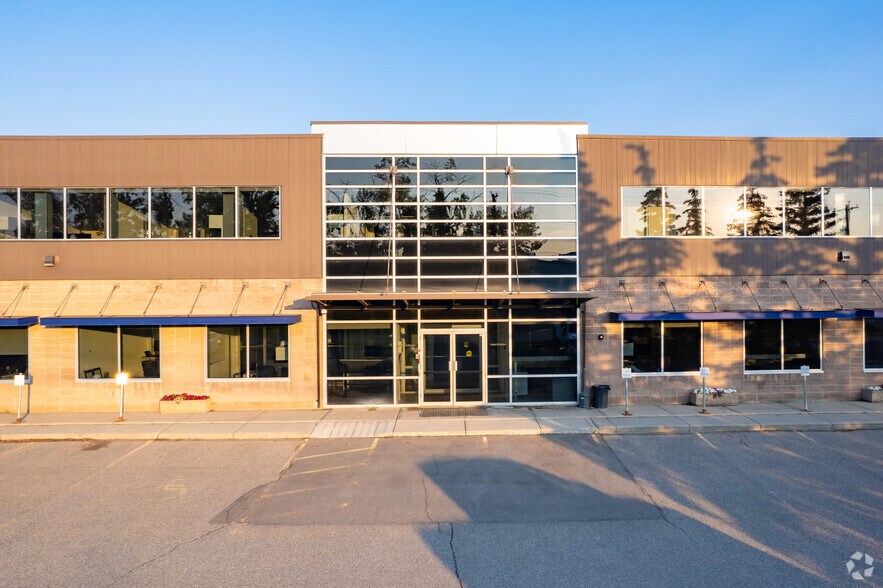 5799 3rd St SE, Calgary, AB à vendre - Photo du bâtiment - Image 3 de 5