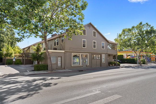 241 El Camino Real, Menlo Park, CA à vendre - Photo du bâtiment - Image 1 de 92