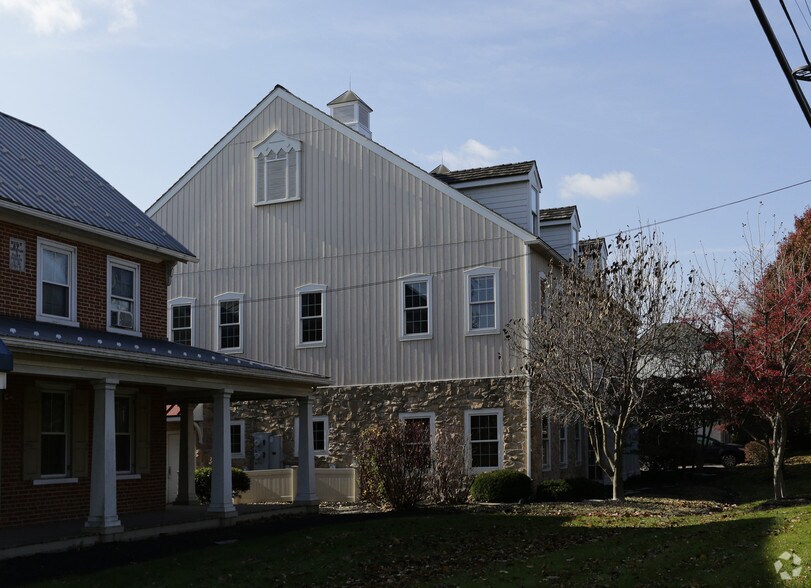 342 E Main St, Leola, PA à louer - Photo du bâtiment - Image 2 de 15