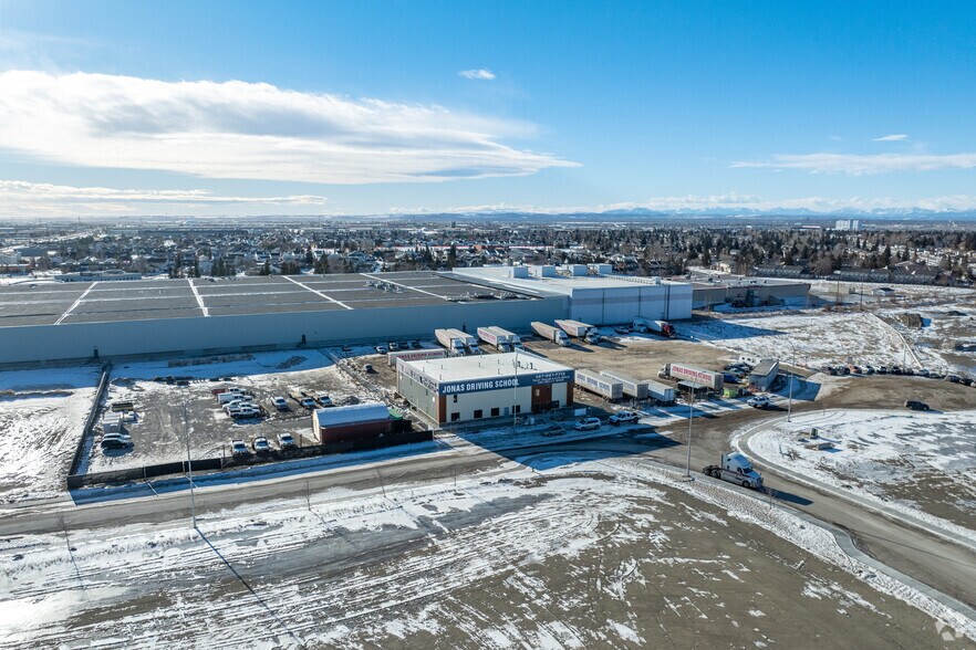 5235 28 Av SE, Calgary, AB à louer - Aérien - Image 3 de 3