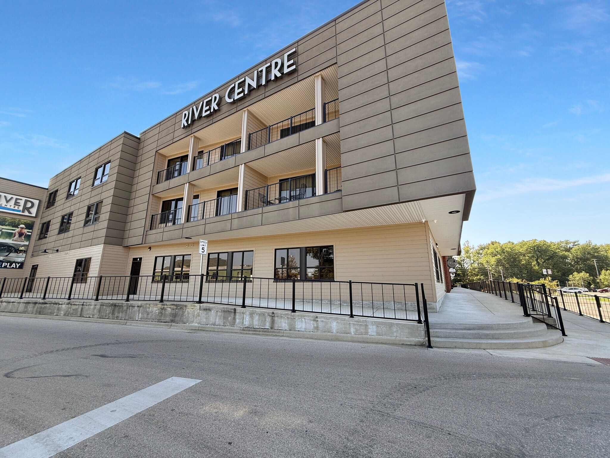 225 River Centre Landing, Jasper, IN for lease Building Photo- Image 1 of 3