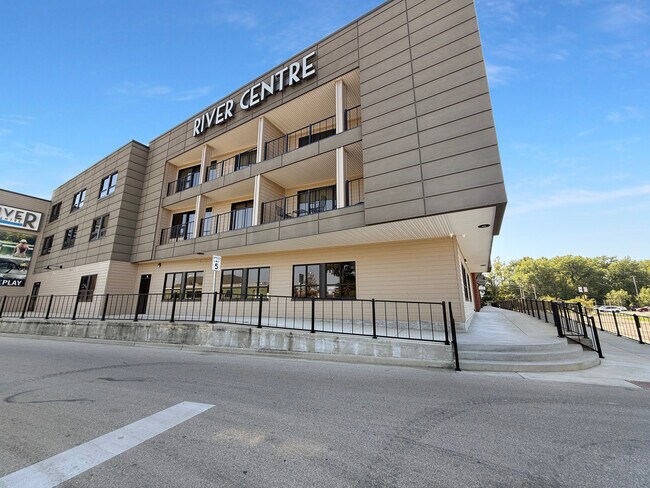 Plus de détails pour 225 River Centre Landing, Jasper, IN - Bureau, Commerce de détail à louer