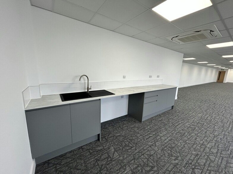 Highlands Rd, Solihull à louer - Photo du bâtiment - Image 3 de 14