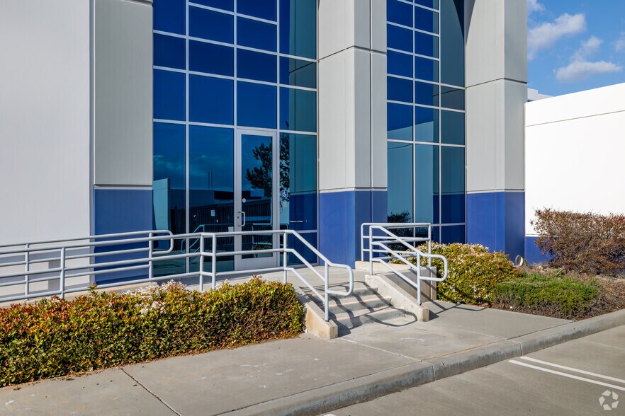 22705 Newhope St, Moreno Valley, CA à louer - Photo du bâtiment - Image 3 de 8