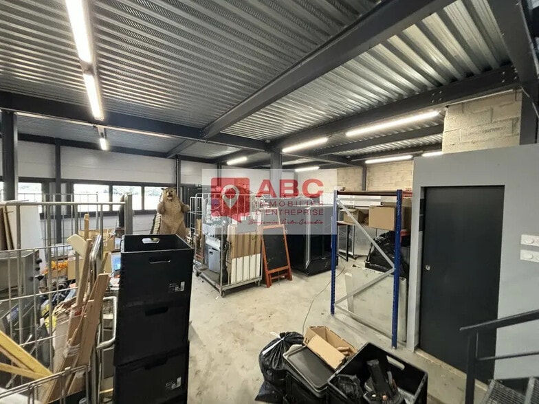 Flex in Valergues for lease - Interior Photo - Image 2 of 3