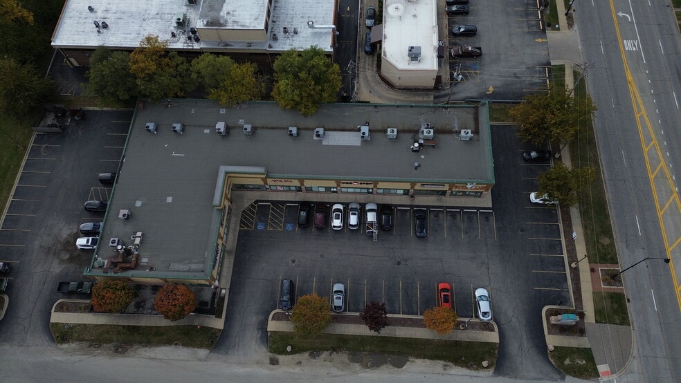 7831 W 95th St, Hickory Hills, IL for lease - Building Photo - Image 3 of 7