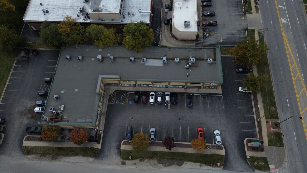 7831 W 95th St, Hickory Hills, IL à louer - Photo du bâtiment - Image 3 de 8