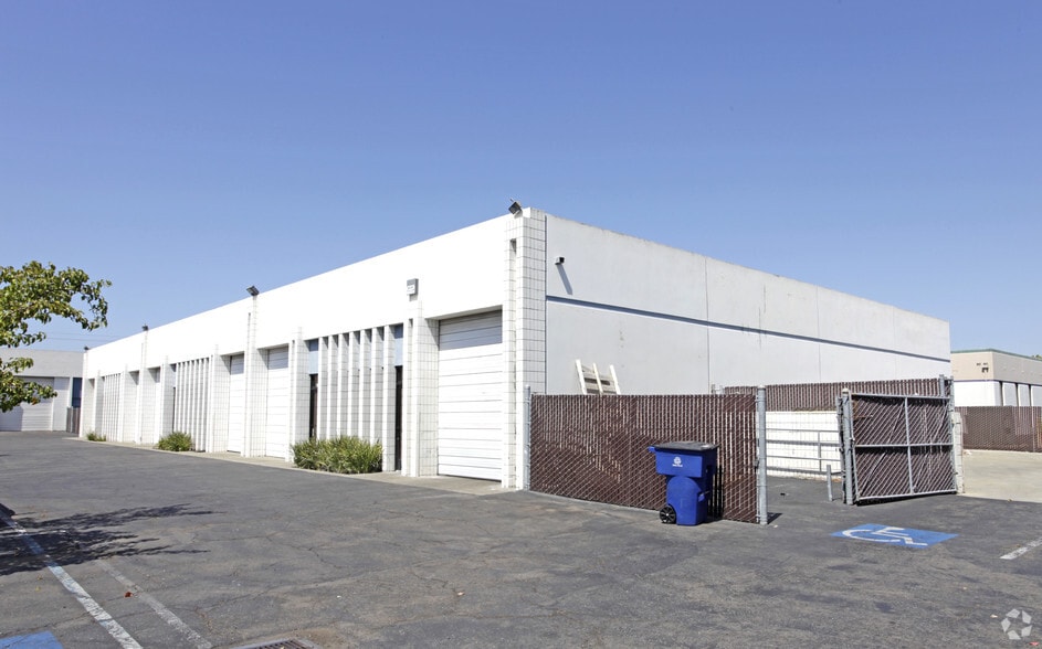 14660-14676 Doolittle Dr, San Leandro, CA à louer - Photo du bâtiment - Image 1 de 3