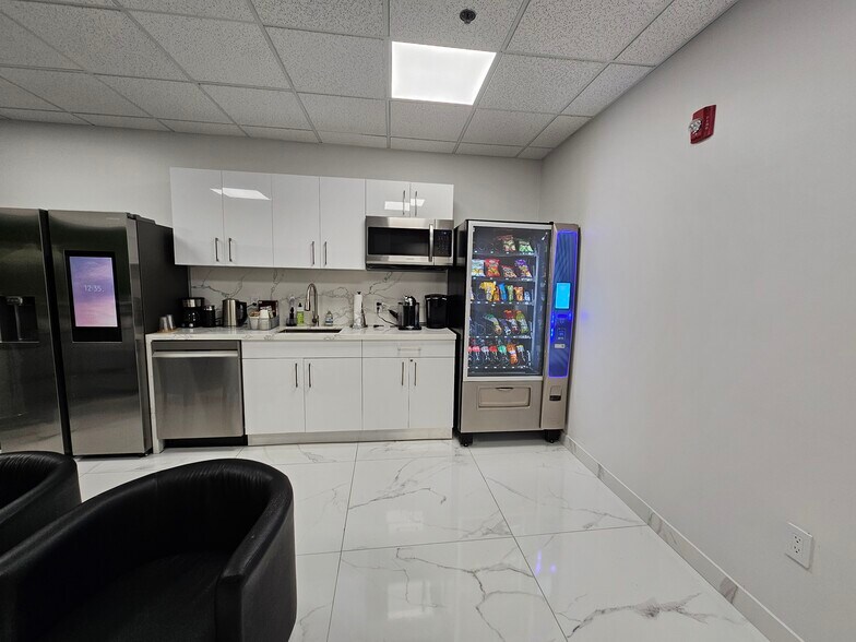 12550 Biscayne Blvd, North Miami, FL à louer - Photo du bâtiment - Image 3 de 18