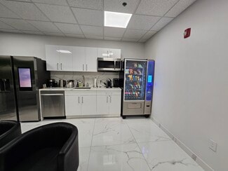 Plus de détails pour 12550 Biscayne Blvd, North Miami, FL - Bureau à louer