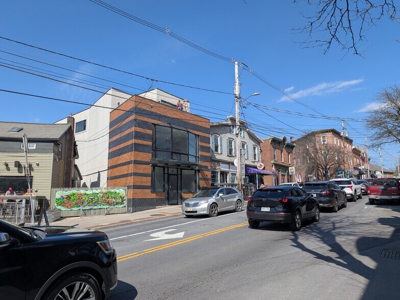 51 Main St, New Paltz, NY à louer - Photo du bâtiment - Image 3 de 9