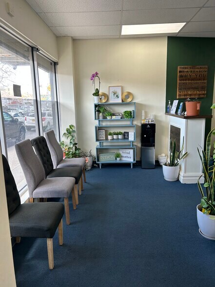 63-17 Metropolitan Ave, Middle Village, NY à louer - Photo du bâtiment - Image 3 de 11