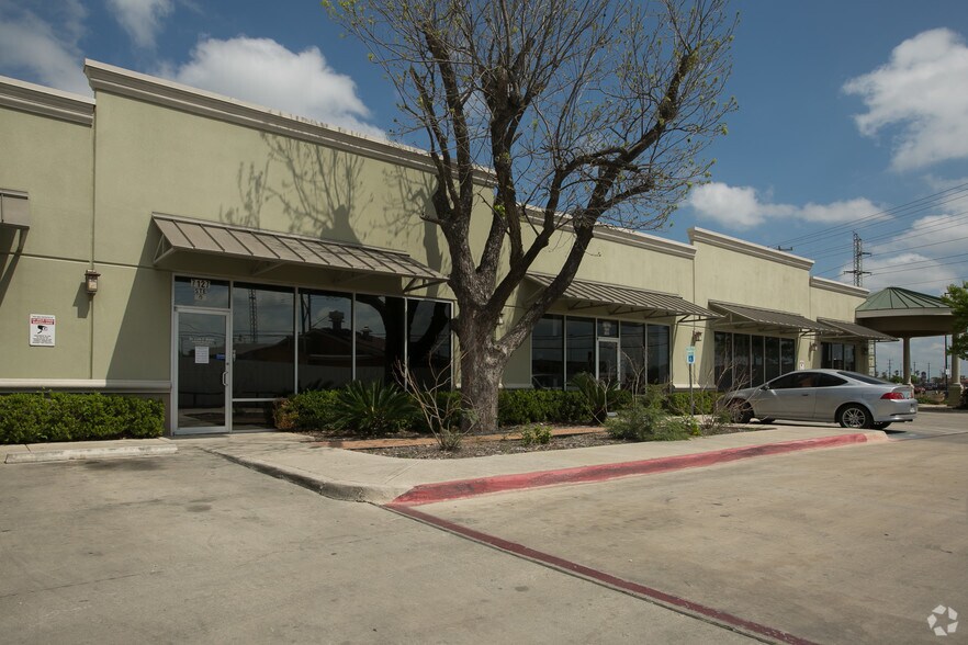 7127 Somerset Rd, San Antonio, TX à louer - Photo du bâtiment - Image 3 de 38