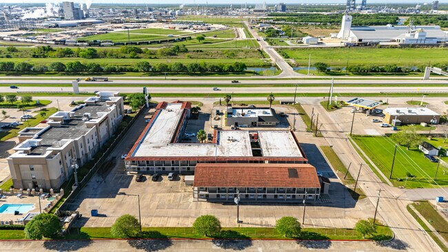 Plus de détails pour 1126 Highway 332, Clute, TX - Services hôteliers à vendre