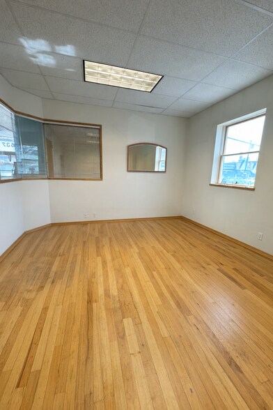 637 Willis Ave, Williston Park, NY à louer - Photo du bâtiment - Image 3 de 10