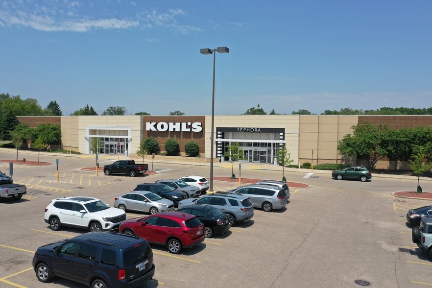 230 E Rollins Rd, Round Lake Beach, IL à vendre - Photo du bâtiment - Image 1 de 4