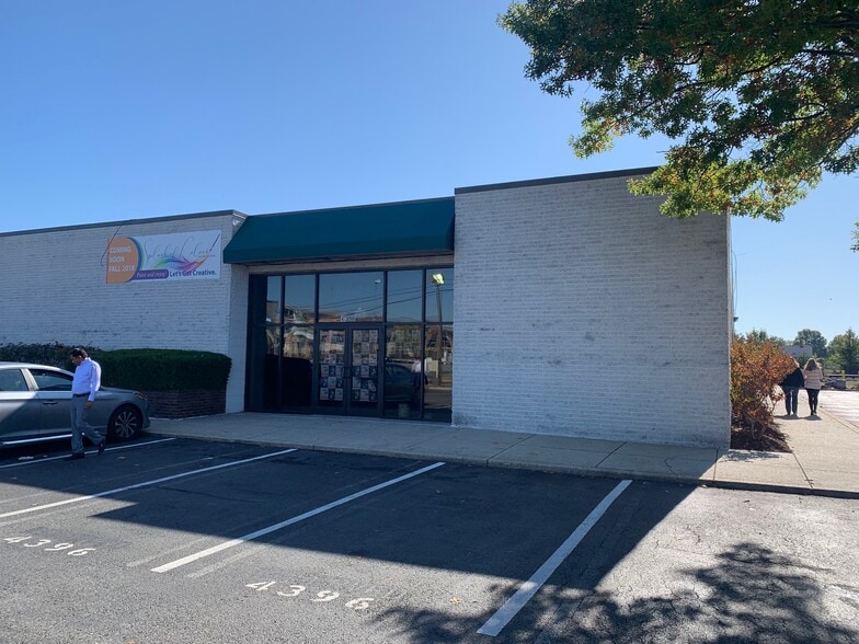 4382 Crain Hwy, White Plains, MD à louer - Photo du bâtiment - Image 2 de 2