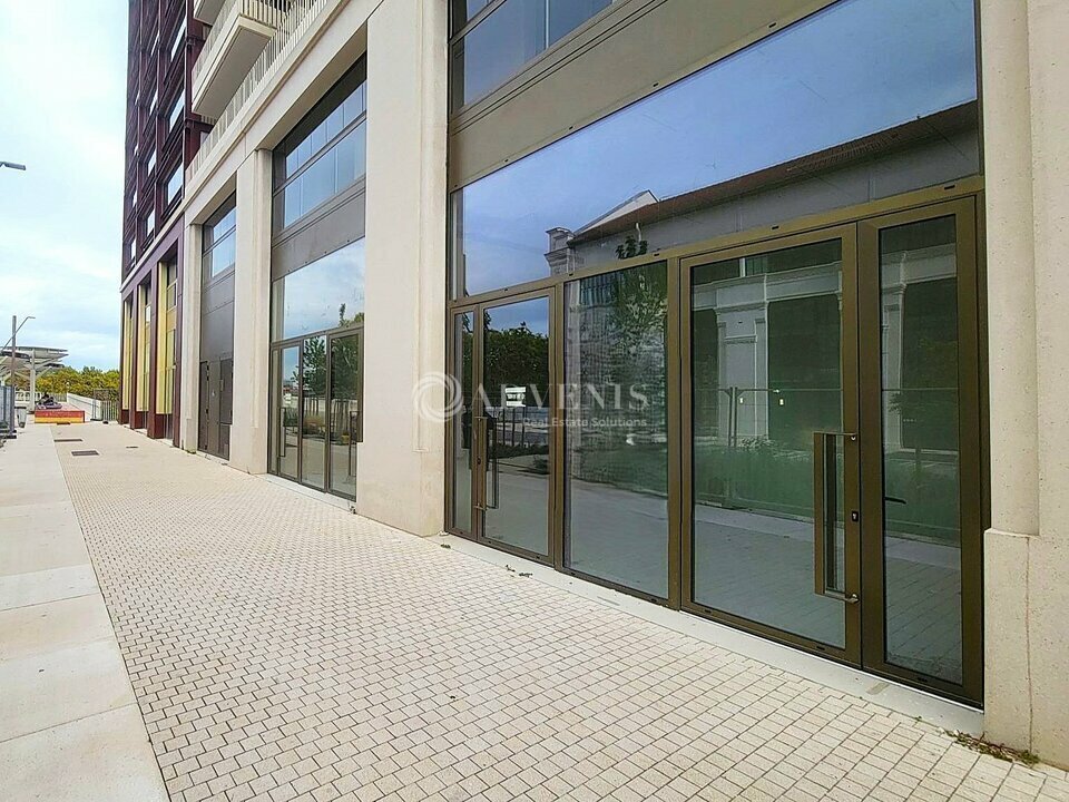 Commerce de détail dans Saint-Denis à louer Photo du bâtiment- Image 1 de 6