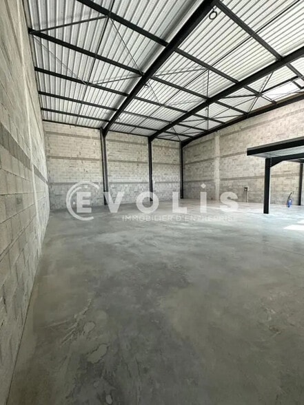 Flex in Vourles for lease - Interior Photo - Image 3 of 4