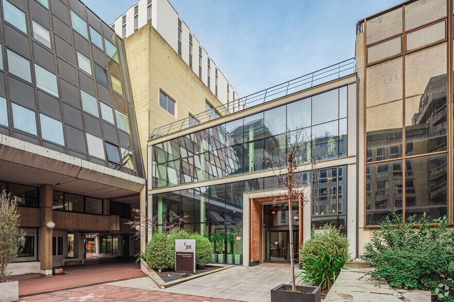 30 Bis Rue De Paradis, Paris à louer - Photo du bâtiment - Image 2 de 2