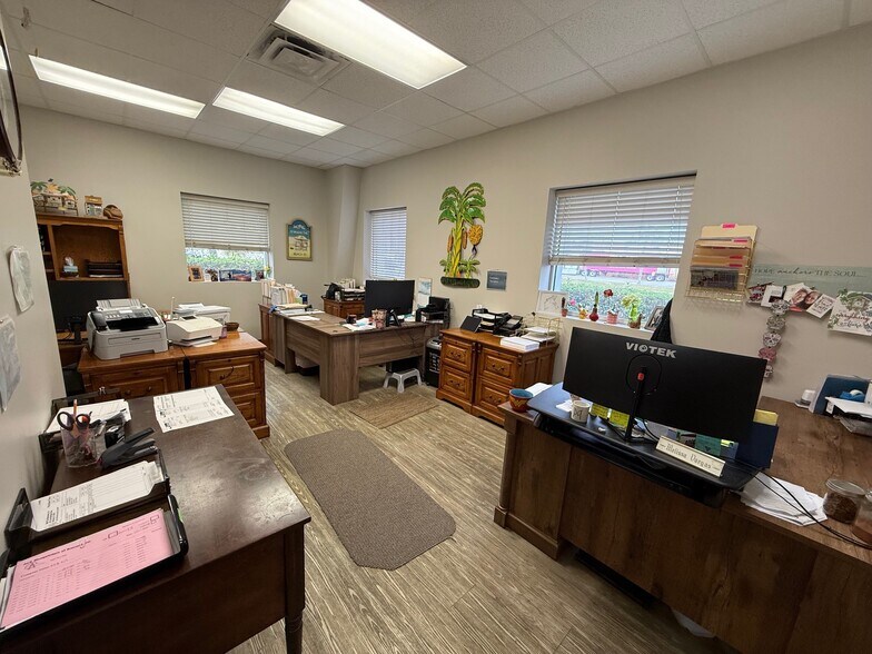 Sale-Lease-Back Plus Adjacent Car Wash portefeuille de 2 propriétés à vendre sur LoopNet.ca - Photo intérieure - Image 3 de 12