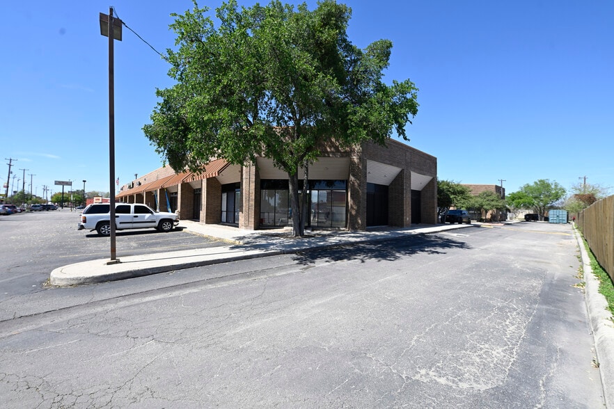 1313 SE Military Dr, San Antonio, TX for lease - Building Photo - Image 1 of 8
