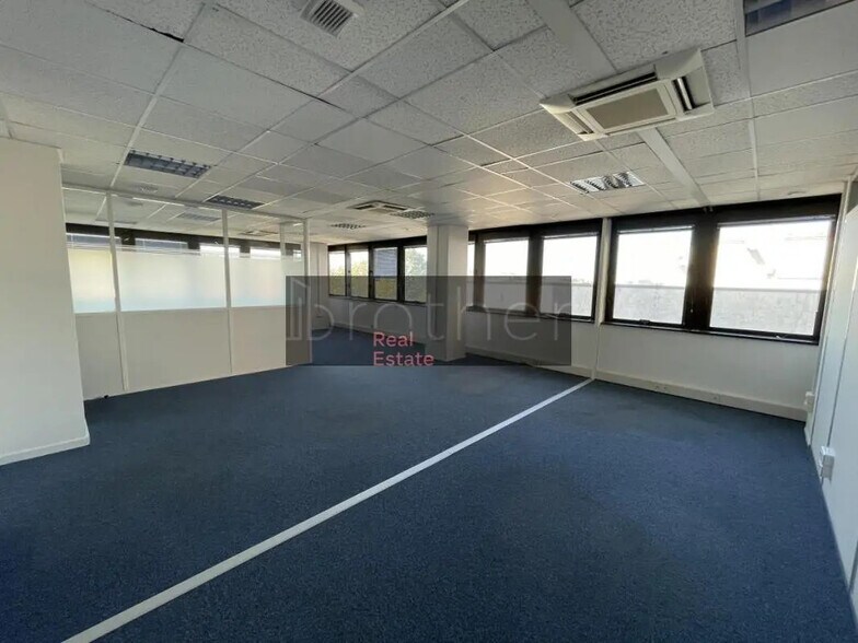 Office in Bordeaux for lease - Interior Photo - Image 2 of 5