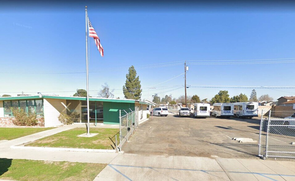 222 Minner Ave, Bakersfield, CA à louer - Photo du bâtiment - Image 2 de 7