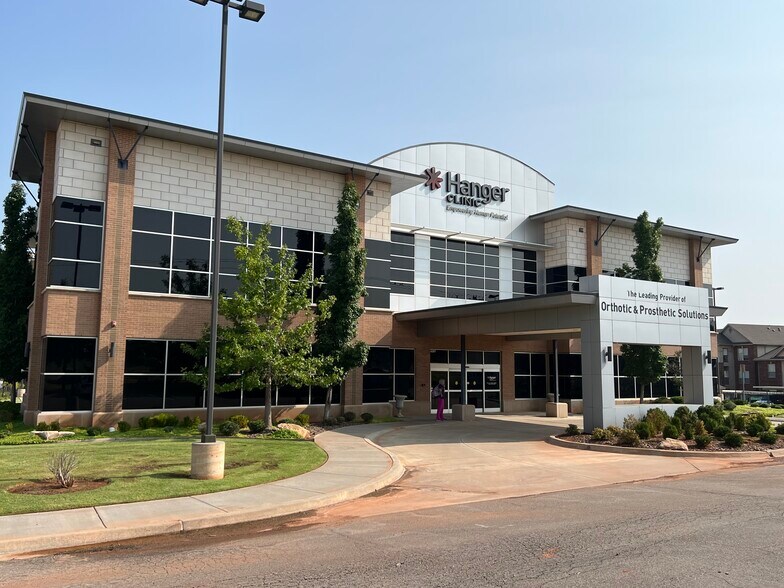 4207 W Memorial, Oklahoma City, OK à louer - Photo du bâtiment - Image 2 de 4