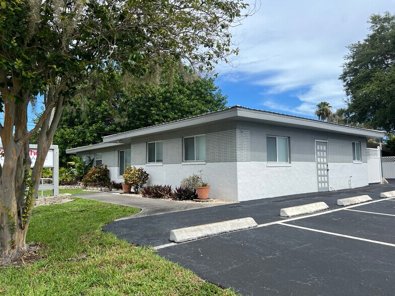 2424 Sunset Point Rd, Clearwater, FL à louer - Photo du bâtiment - Image 2 de 11