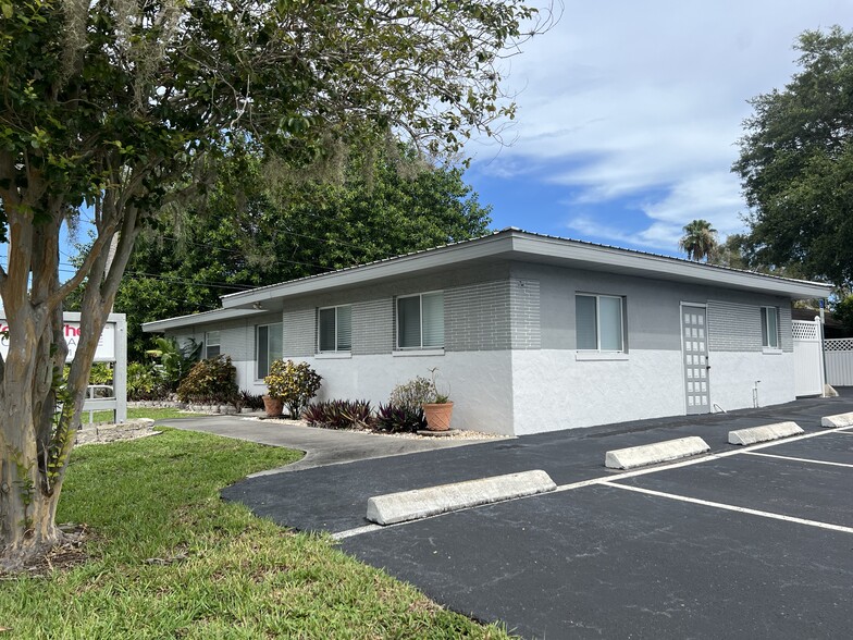 2424 Sunset Point Rd, Clearwater, FL à vendre - Photo du bâtiment - Image 2 de 17