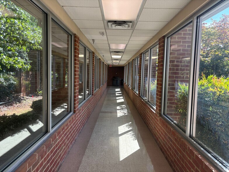 22290 Timberlake Rd, Lynchburg, VA à louer - Photo du bâtiment - Image 3 de 19