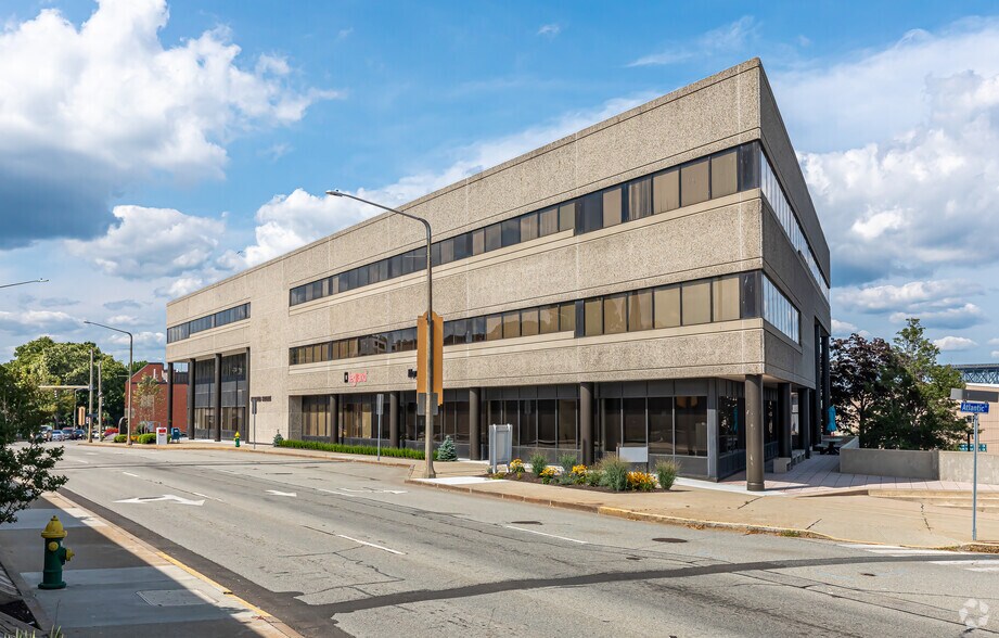 125 Eugene O'Neill Dr, New London, CT à louer - Photo du bâtiment - Image 3 de 13
