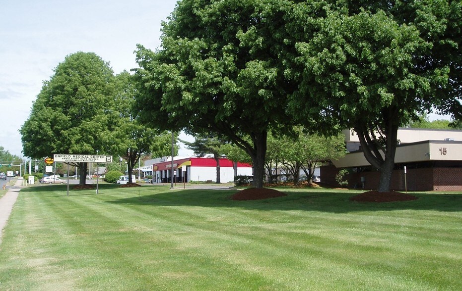 15 Palomba Dr, Enfield, CT à vendre - Photo du bâtiment - Image 3 de 5