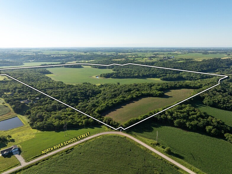 2132 N River School Rd, Winterset, IA à vendre - Photo du bâtiment - Image 2 de 15