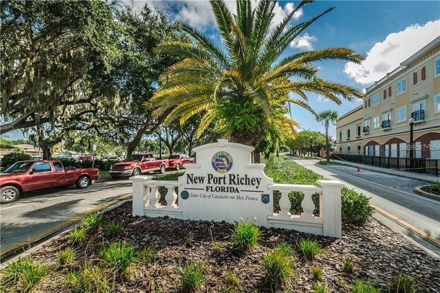 5845-5847 Main St, New Port Richey, FL à louer - Photo du bâtiment - Image 2 de 2