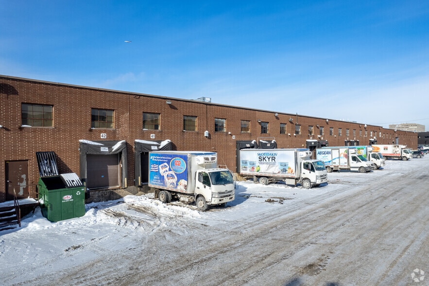 375-455 Rue Deslauriers, Saint-Laurent, QC for lease - Building Photo - Image 3 of 6