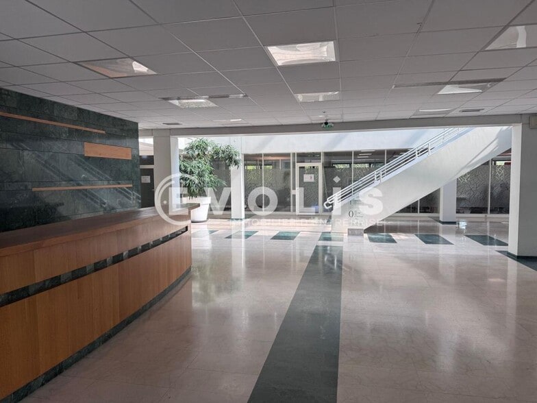 23 Rue Maryse Bastié, Bron à louer - Hall d’entrée - Image 3 de 7