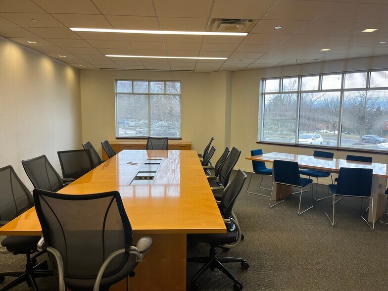 550 Essjay Rd, Williamsville, NY for lease - Interior Photo - Image 2 of 11