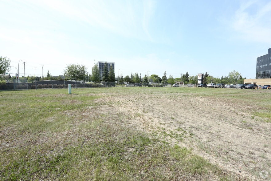 11101 142nd St NW, Edmonton, AB à louer - Photo du bâtiment - Image 3 de 4