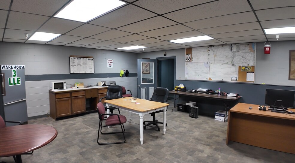 301 Northwestern Ave, Chariton, IA for lease - Building Photo - Image 2 of 6