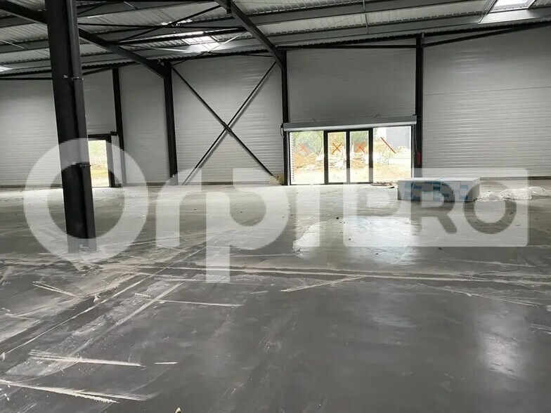 Retail in Anse for lease - Interior Photo - Image 2 of 4