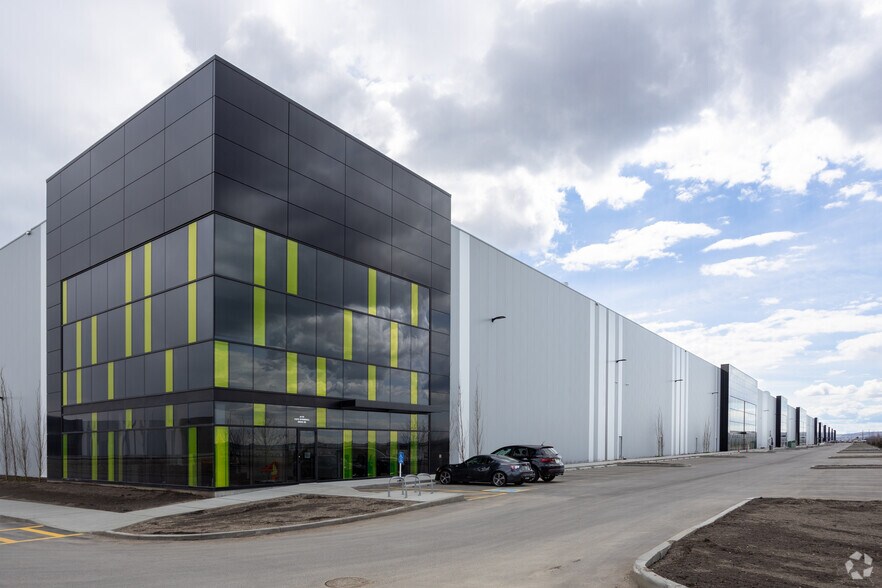 11575 Stonehill Dr NE, Calgary, AB à louer - Photo du bâtiment - Image 2 de 6