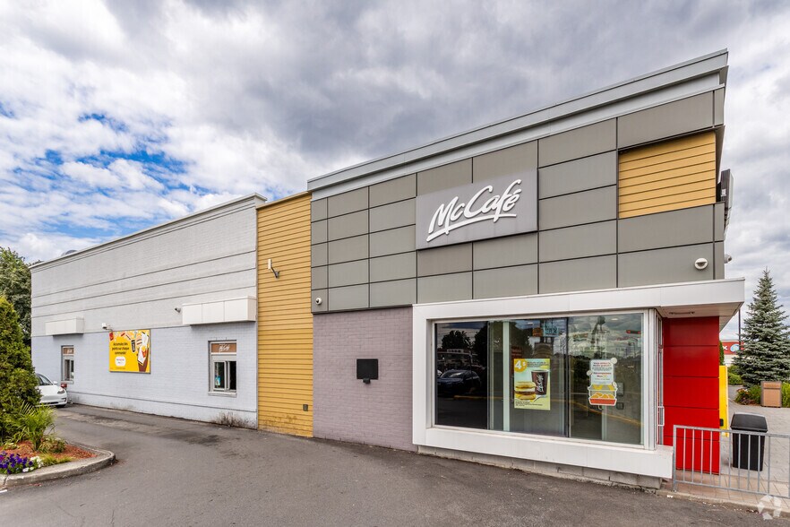 2180 Boul Des Laurentides, Laval, QC à louer - Photo du bâtiment - Image 2 de 4