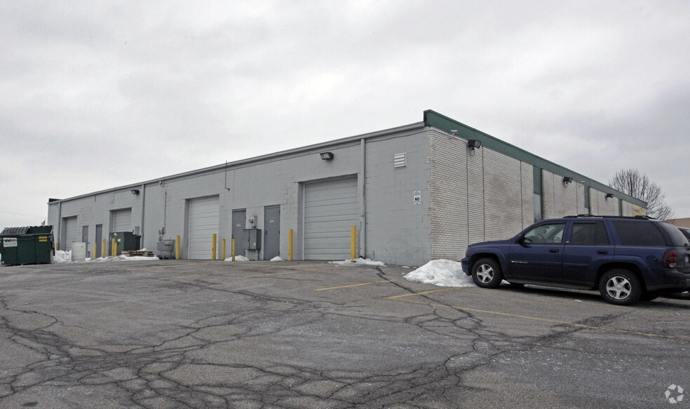 5747-5753 Executive Blvd, Dayton, OH for lease - Building Photo - Image 2 of 3